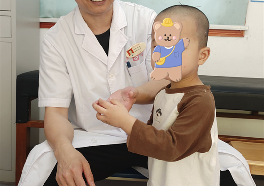 妙手仁心护幼童——记一次儿童脱臼的暖心救治