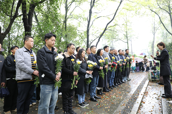 细雨寄哀思 初心护安康—— 常德市妇幼保健院雨中开展清明祭英烈主题活动