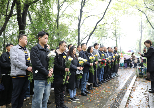 细雨寄哀思 初心护安康—— 常德市妇幼保健院雨中开展清明祭英烈主题活动