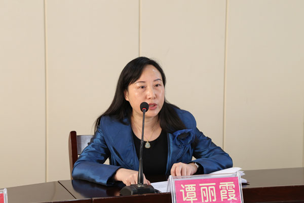 我院保健科科长谭丽霞主持会.jpg