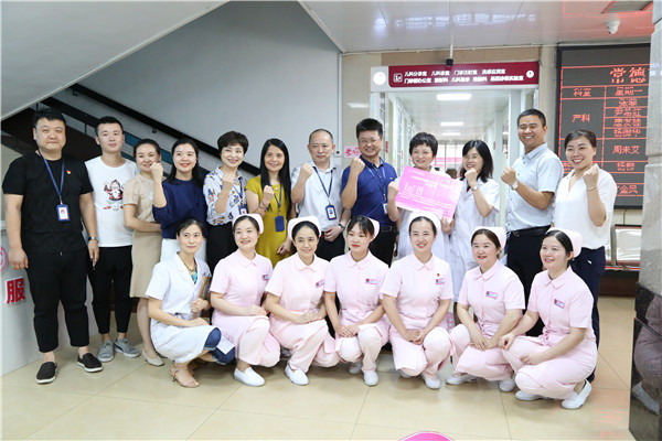 门诊儿科验收合影.jpg